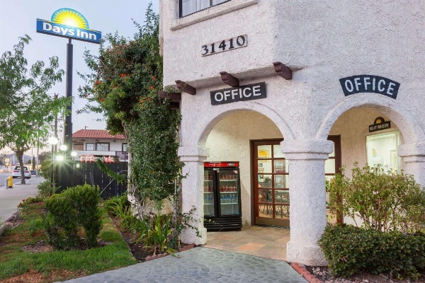 Days Inn by Wyndham Castaic Six Flags Magic Mountain image 1