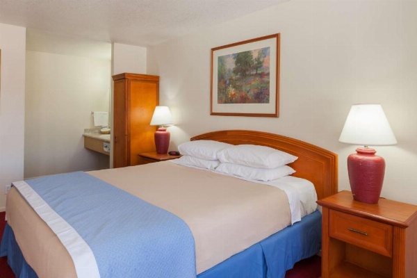 Days Inn by Wyndham Castaic Six Flags Magic Mountain image 12