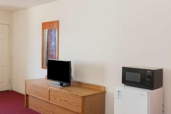 Days Inn by Wyndham Castaic Six Flags Magic Mountain image 18