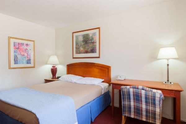 Days Inn by Wyndham Castaic Six Flags Magic Mountain image 20