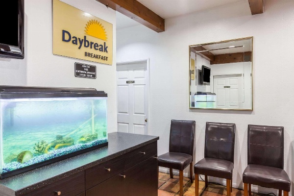Days Inn by Wyndham Castaic Six Flags Magic Mountain image 3
