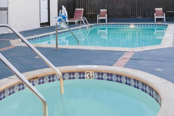 Days Inn by Wyndham Castaic Six Flags Magic Mountain image 5