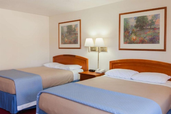 Days Inn by Wyndham Castaic Six Flags Magic Mountain image 6
